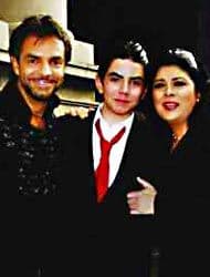 <b>José Eduardo</b> es hijo de 
<b><a href="http://www.univision.com/temas/eugenio-derbez">Eugenio</a></b> y 
<b><a href="http://www.univision.com/temas/victoria-ruffo">Victoria Ruffo</a></b>, por lo que tiene el talento en la sangre por ambas partes. A él lo vimos hace poco en la telenovela 'Vino el amor' y como conductor del programa 
<b><a href="https://www.univision.com/shows/hoy">'Hoy'</a></b>.