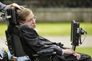 En la actualidad el paciente más famoso de Esclerosis Lateral Amiotrófica es el físico teórico de origen británico, Stephen Hawking.