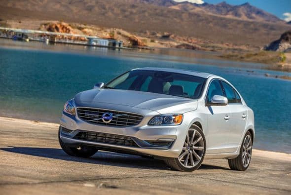 Autos Medianos de lujo/semi-lujo: Volvo S60 2015- Volvo siempre ha sido una marca que se preocupó para que sus modelos cuenten con todos los avances de seguridad de la industria automotriz. Un ejemplo de ello es el S60 que viene cargado con características estándar que incluyen frenos de disco antibloqueo, control de estabilidad y tracción, airbags, sensores delanteros y traseros de aparcamiento, cámara de vista trasera, un sistema de alerta de puntos ciegos, y alertas de tráfico cruzado posterior. Asimismo, se puede incluir el paquete “Technology” que suma la detección de peatones de Volvo.