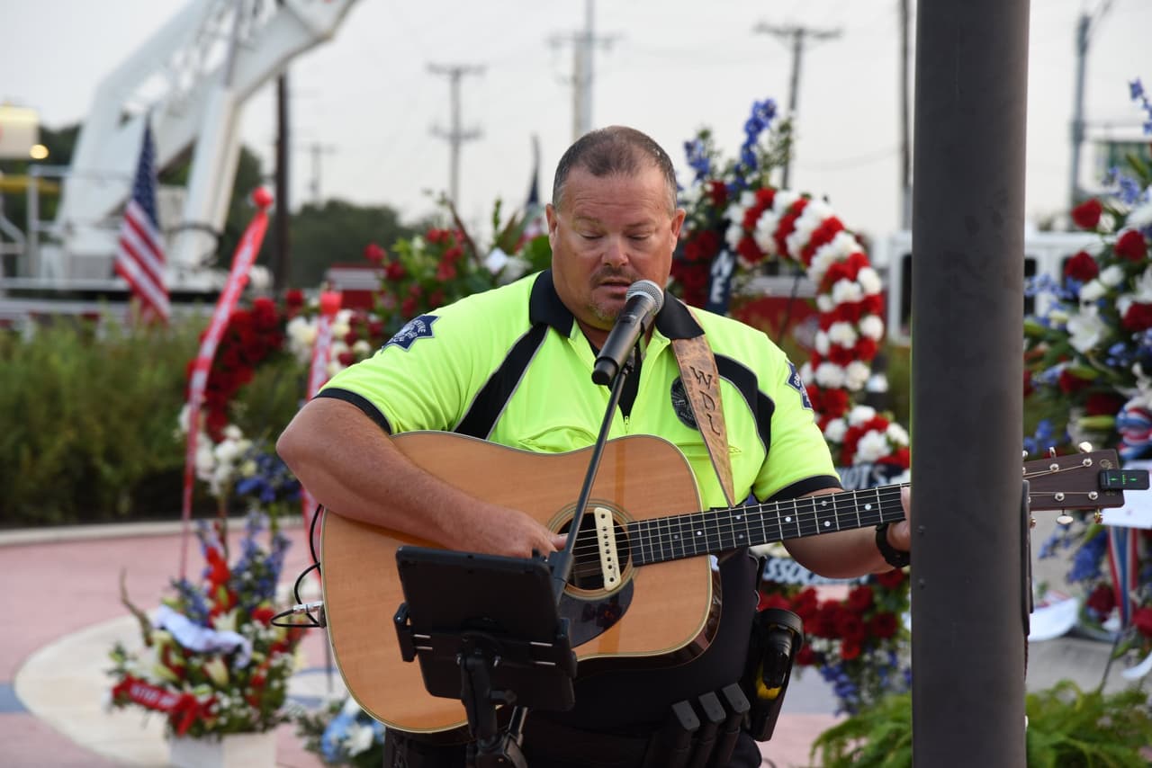 En Grapevine un oficial de policía cantó una canción durante la ceremonia. Oficiales compartieron imágenes con este mensaje, “La gracia y el valor son lo que define el espíritu estadounidense.”