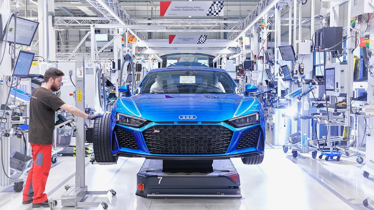 Todas las unidades del Audi R8 son construidas por 
<b>500 empleados especialmente seleccionados </b>por Audi Sport GmbH, la subsidiaria del fabricante dedicada al diseño y construcción de los modelos más poderosos de Audi, en su fabrica Böllinger Höfen situada en la ciudad alemana de Heilbronn.