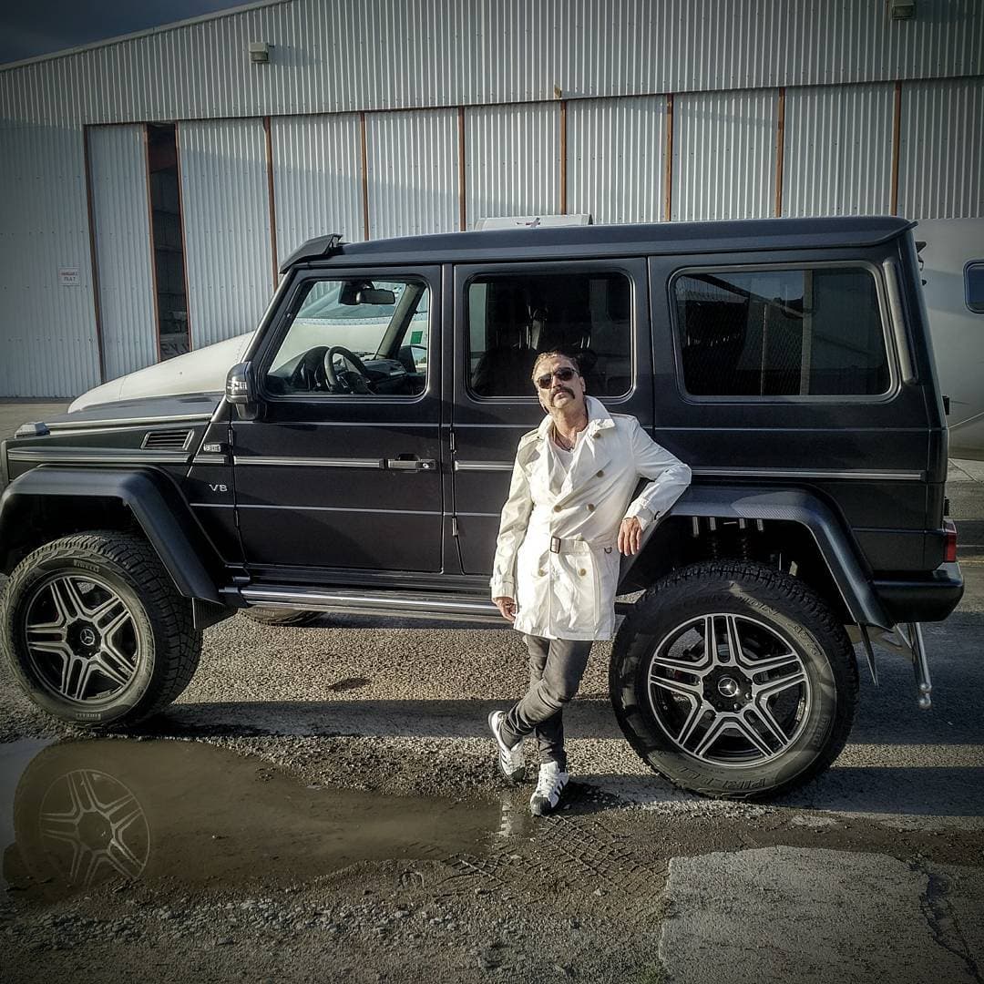A Alejandro Fernández también se le ha visto posar contento a lado de su Mercedes-Benz Clase G 500 4x4. En esta imagen el cantante bromeaba sobre lo alta que es esta camioneta, incluso más grande que 
<b>el jet privado que está detrás de ella</b>.