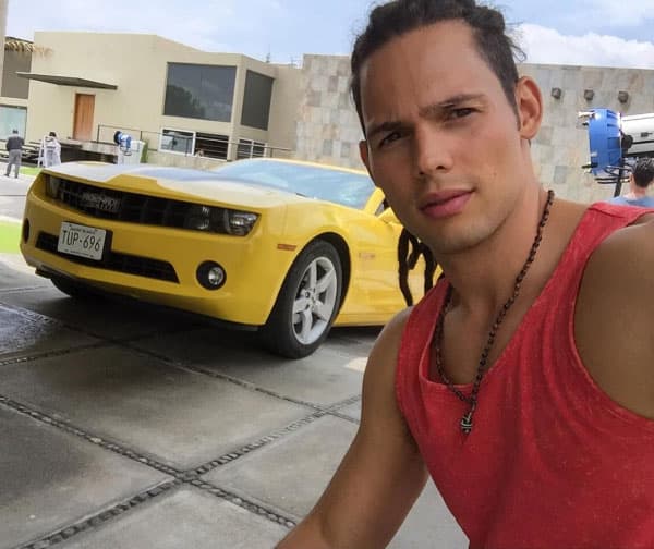 Él radica en México y ha participado en producciones como "Corazón enamorado", "Corazón que miente", "Mujeres de negro" y "Como dice el dicho".