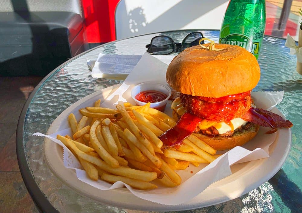 El restaurant
<b>Burgerama en Valley Village</b> ocupa el tercer lugar de los mejores de California, pero el cuarto entre los 100 mejores del país. Su especialidad es la hamburguesa Country Boy, la que puedes probar por $10.95.