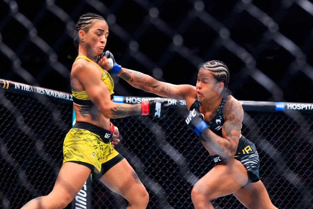 Entre las féminas, 
<b>Viviane Araujo</b> (izquierda) derrotó a su compatriota de Brasil,
<b> Karine Silva</b>.