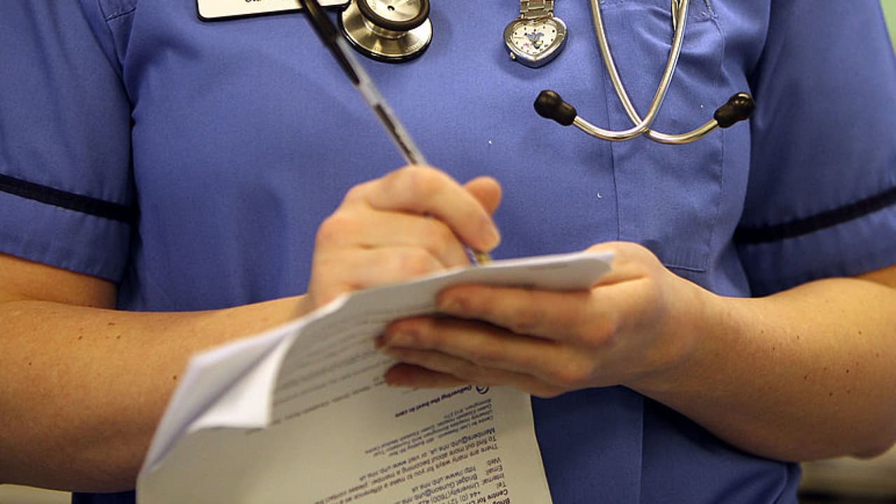 Hospitales de Illinois ofrecen bonos de contratación ante la escasez de enfermeras agotadas por la pandemia