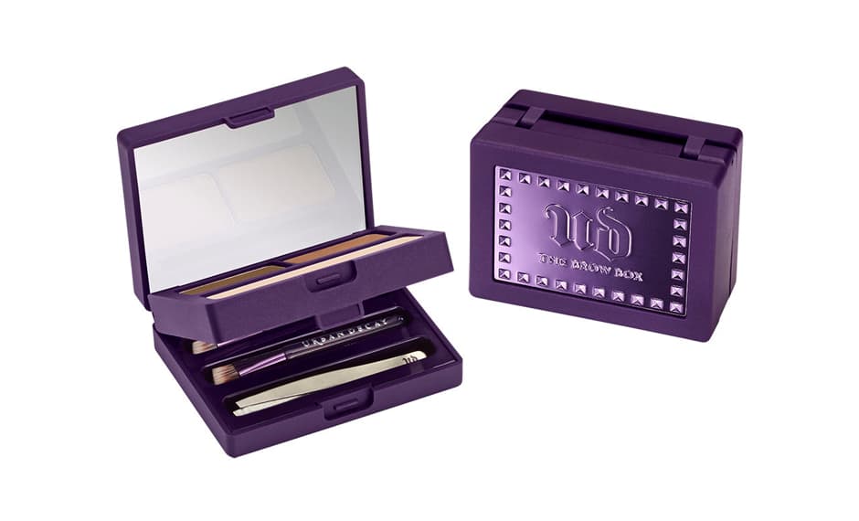 3. BROW BOX, Urban Decay, 
<a href="http://www.ulta.com/brow-box?productId=xlsImpprod6300030">Ulta</a>, $30 dólares | En este estuche encuentras todo lo necesario para tener las cejas perfectas. Incluye dos tonos que puedes mezclar o usar separados para rellenar. Y una cera para fijar bien el polvo. Además vienen unas mini pinzas para retirar cualquier pelito que este fuera de lugar. Otra ventaja de este kit es su pequeño tamaño pues no ocupa mucho espacio en tu cosmetiquera.
<br>