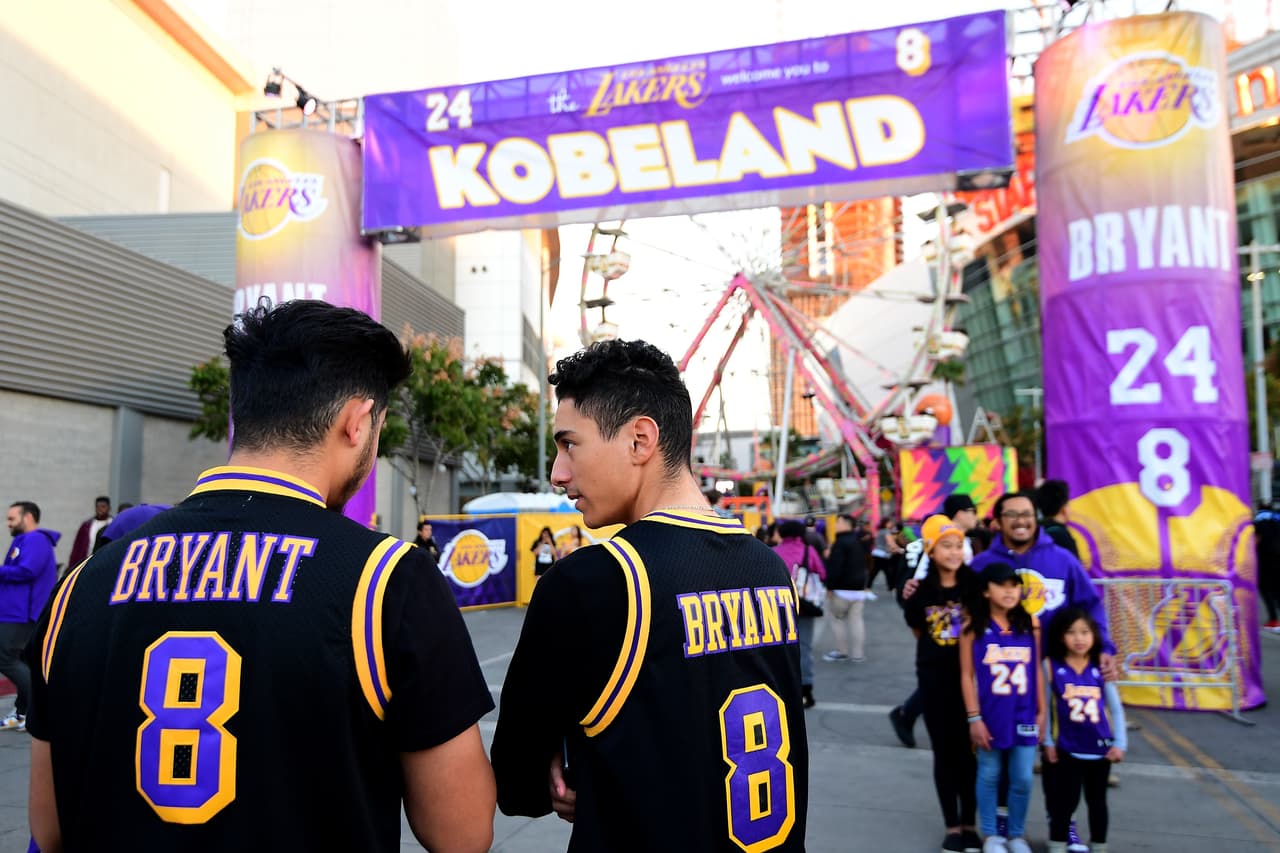 Asi disfrutan los fanáticos a las afueras del Staples Center en 'Kobeland'.