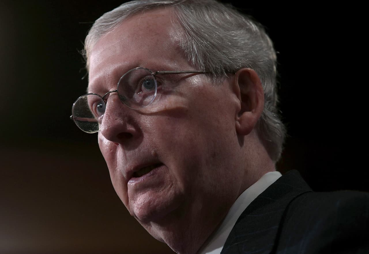 <b>El Senado: jurado.</b> El juicio comenzará si Mitch McConnell, líder de la mayoría republicana en el Senado (en la foto), decide que las acusaciones de la Cámara Baja merecen la atención de la Cámara Alta, algo que se espera que haga según la tradición política estadounidense. Tal como si fuera el jurado en un juicio convencional, los 100 senadores analizarían los argumentos de los representantes y para que el presidente sea declarado culpable dos tercios del grupo debe estar de acuerdo.