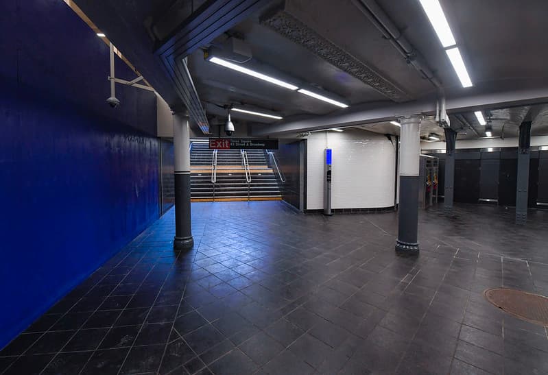 La nueva entrada en 42 St - Times Square cuenta con iluminación LED de bajo consumo; cuatro nuevas pantallas de información digital para mantener informados a los usuarios sobre llegadas de trenes y otros anuncios.