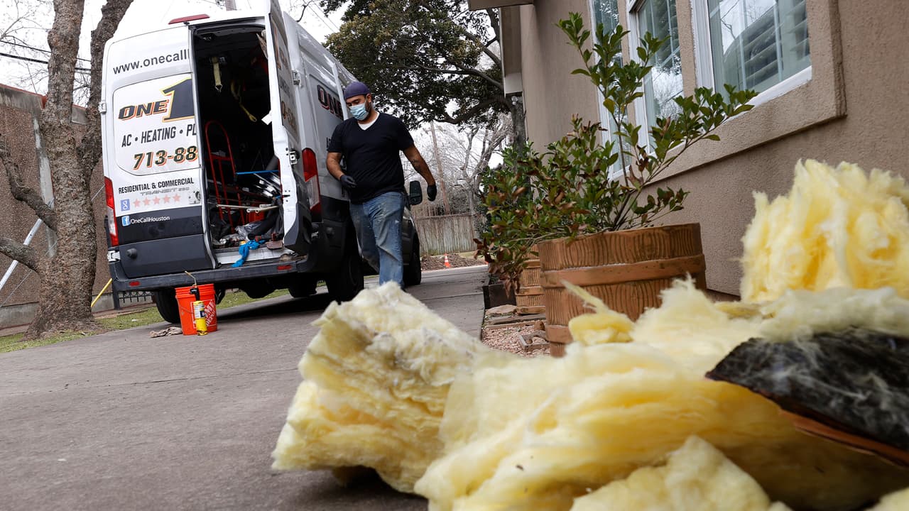 Plomeros trabajan sin descanso en Texas para reparar cientos de tuberías que se rompieron esta semana tras el paso de una 
<a href="https://www.univision.com/local/houston-kxln/texas-se-prepara-para-enfrentar-una-helada-historica-en-las-proximas-horas">histórica tormenta invernal</a>.