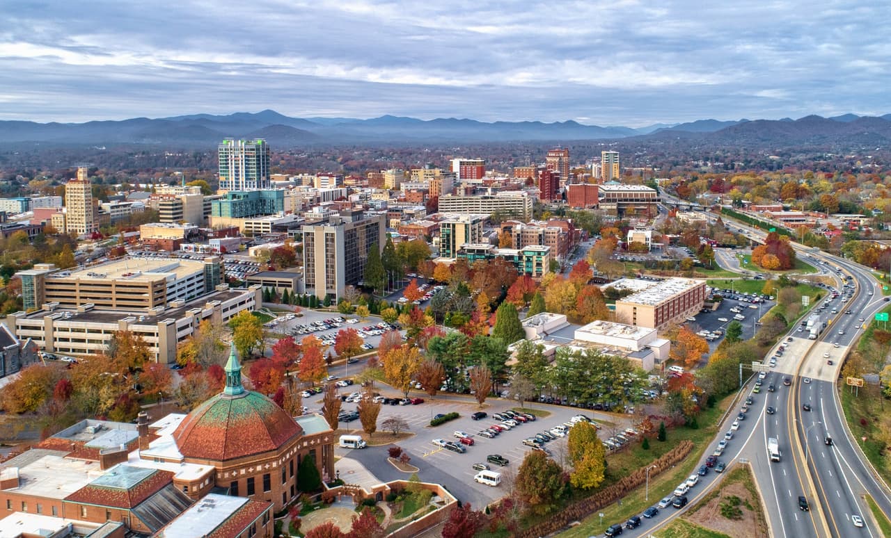 <b>Asheville.</b> La reina de las ciudades de montaña en el estado y la favorita de las multitudes, Asheville es un rito de iniciación para los viajes de fin de semana desde Raleigh. La ciudad de casi 100,000 habitantes tiene lugares supremos para los amantes de la comida, galerías de arte en abundancia, docenas de cervecerías y un puñado de destinos cercanos para realizar caminatas.
<br>
<br>
<b><a href="https://goo.gl/maps/v8eHraHCetLBZhqP7">Cómo llegar</a></b>