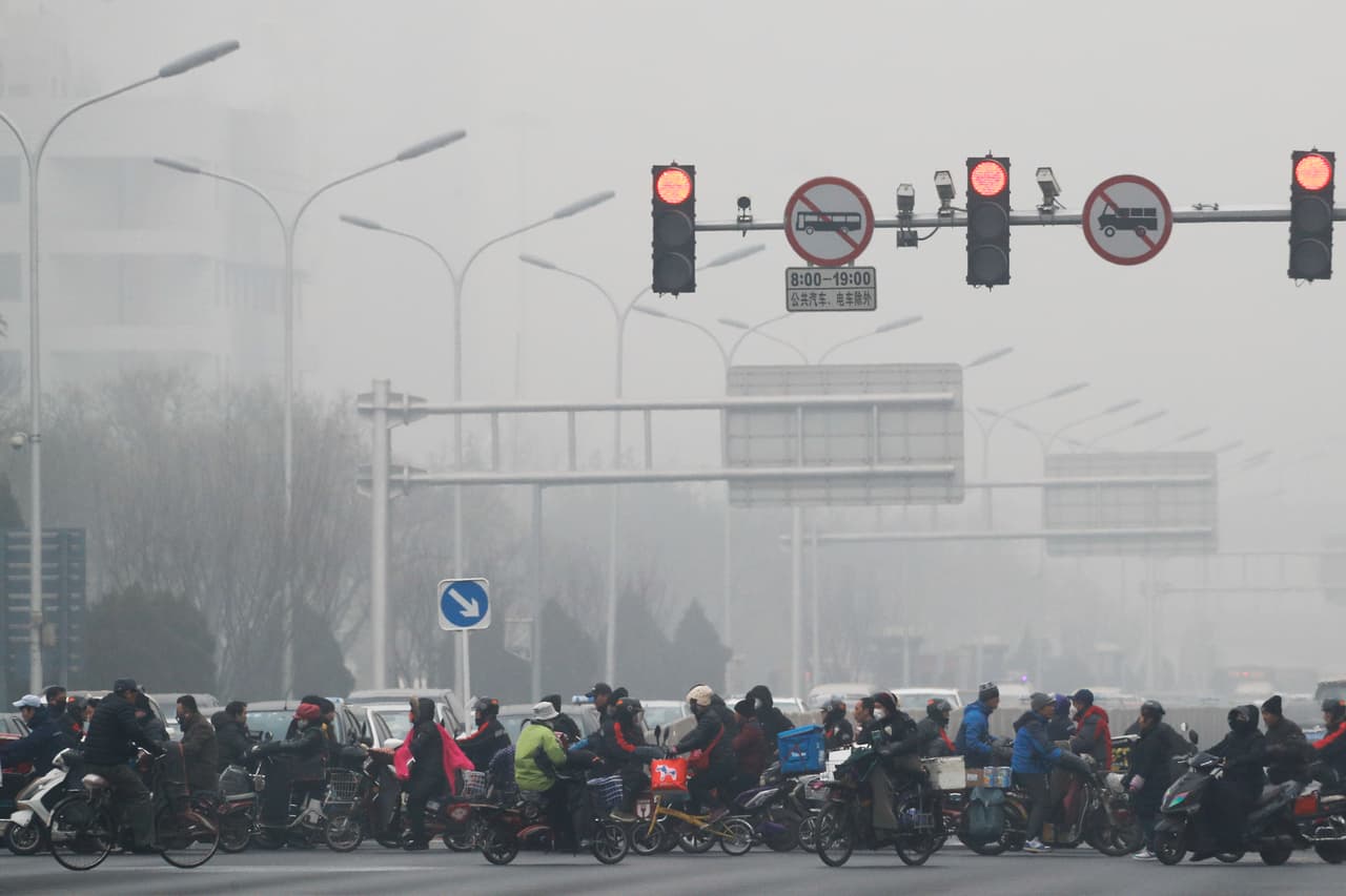 El tráfico por la ciudad también se vio complicado, no solo por la falta de visibilidad sino porque numerosas autopistas fueron cerradas. Los centros sanitarios vieron además un aumento en el número de pacientes que se presentaron con problemas respiratorios.