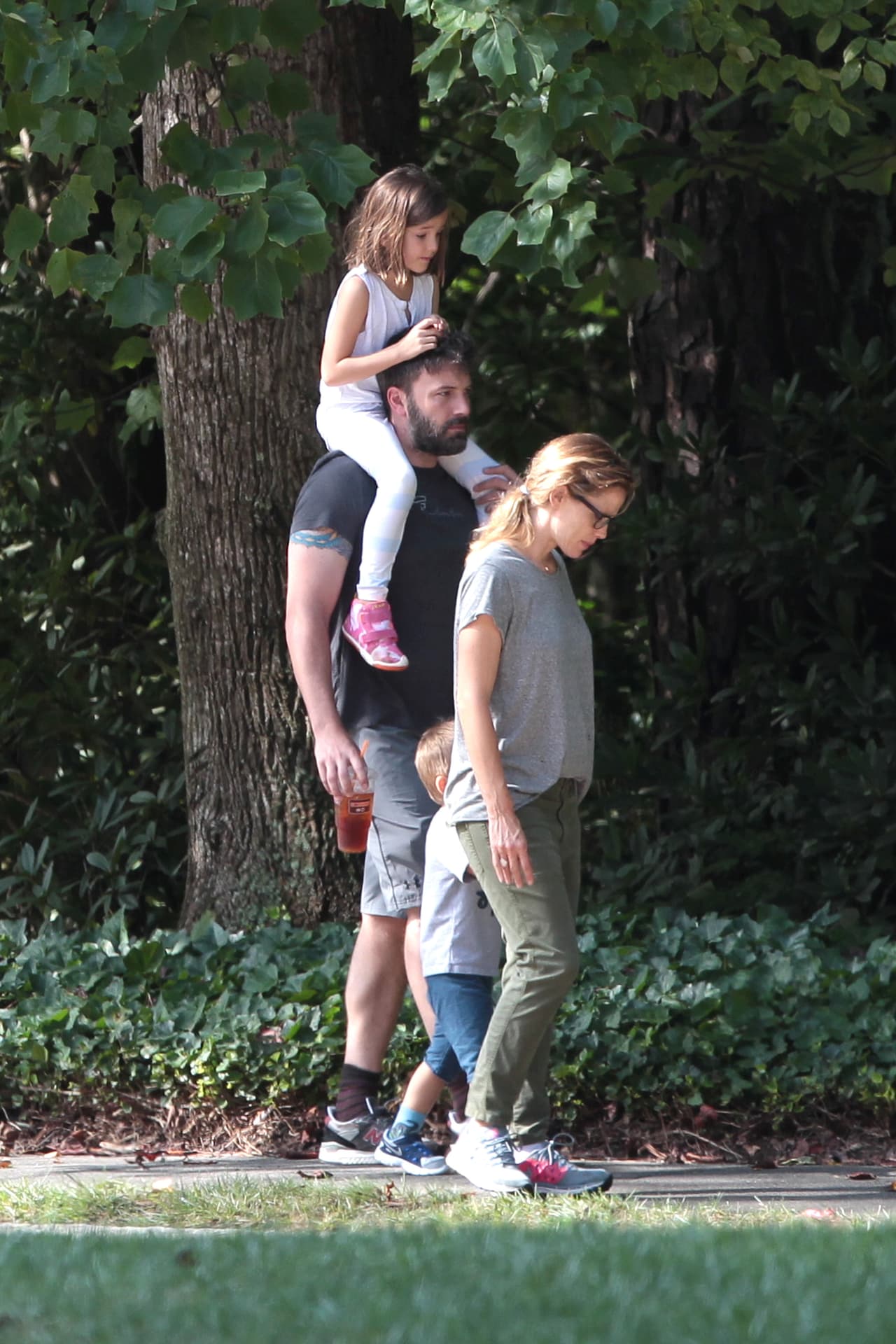 Unidos y con sus argollas de casados, los famosos disfrutan de un día familiar con sus tres hijos.