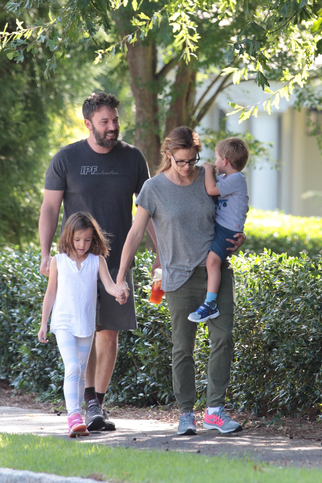 Unidos y con sus argollas de casados, los famosos disfrutan de un día familiar con sus tres hijos.