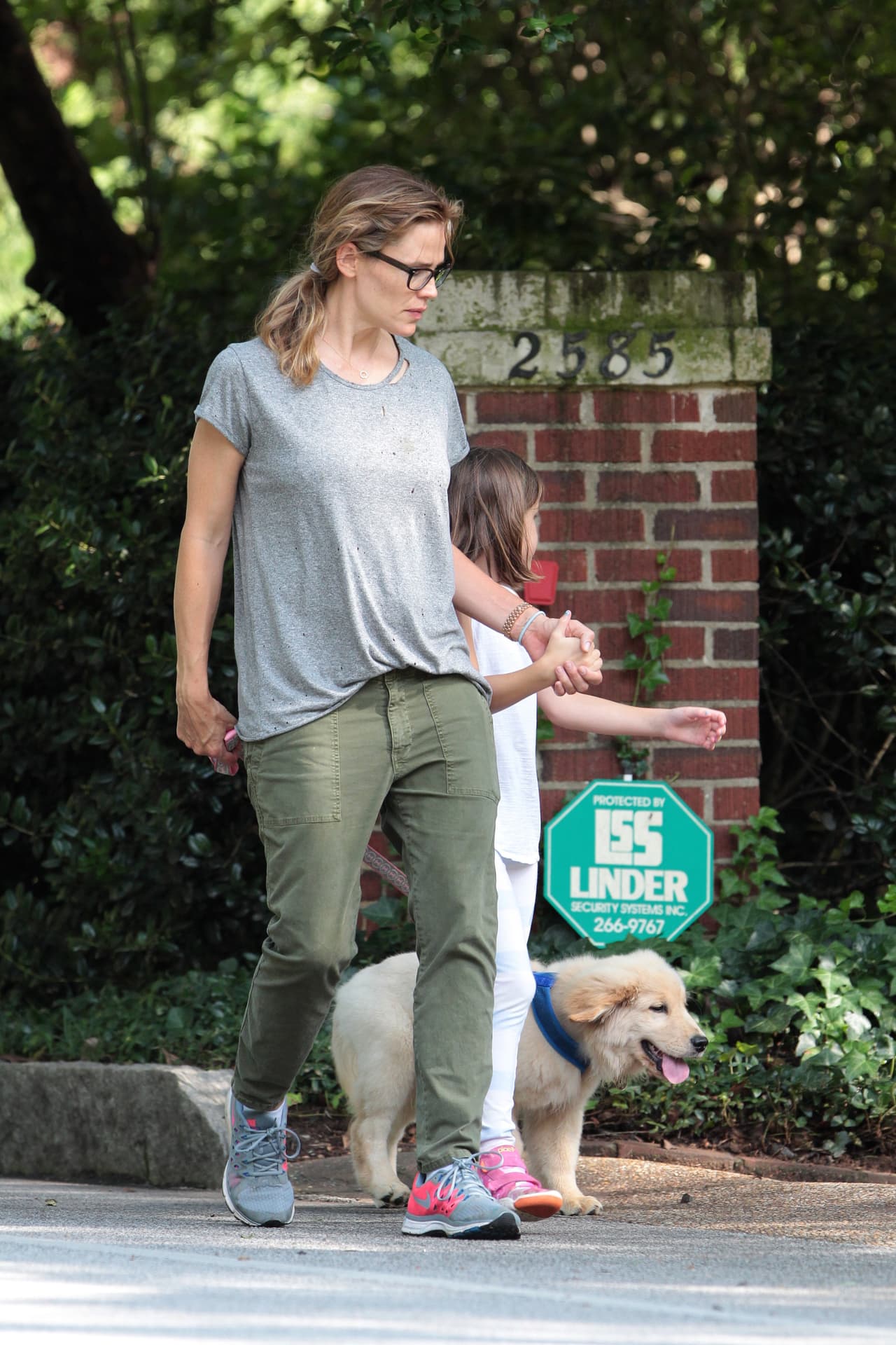 Jen llegando a la casa.
