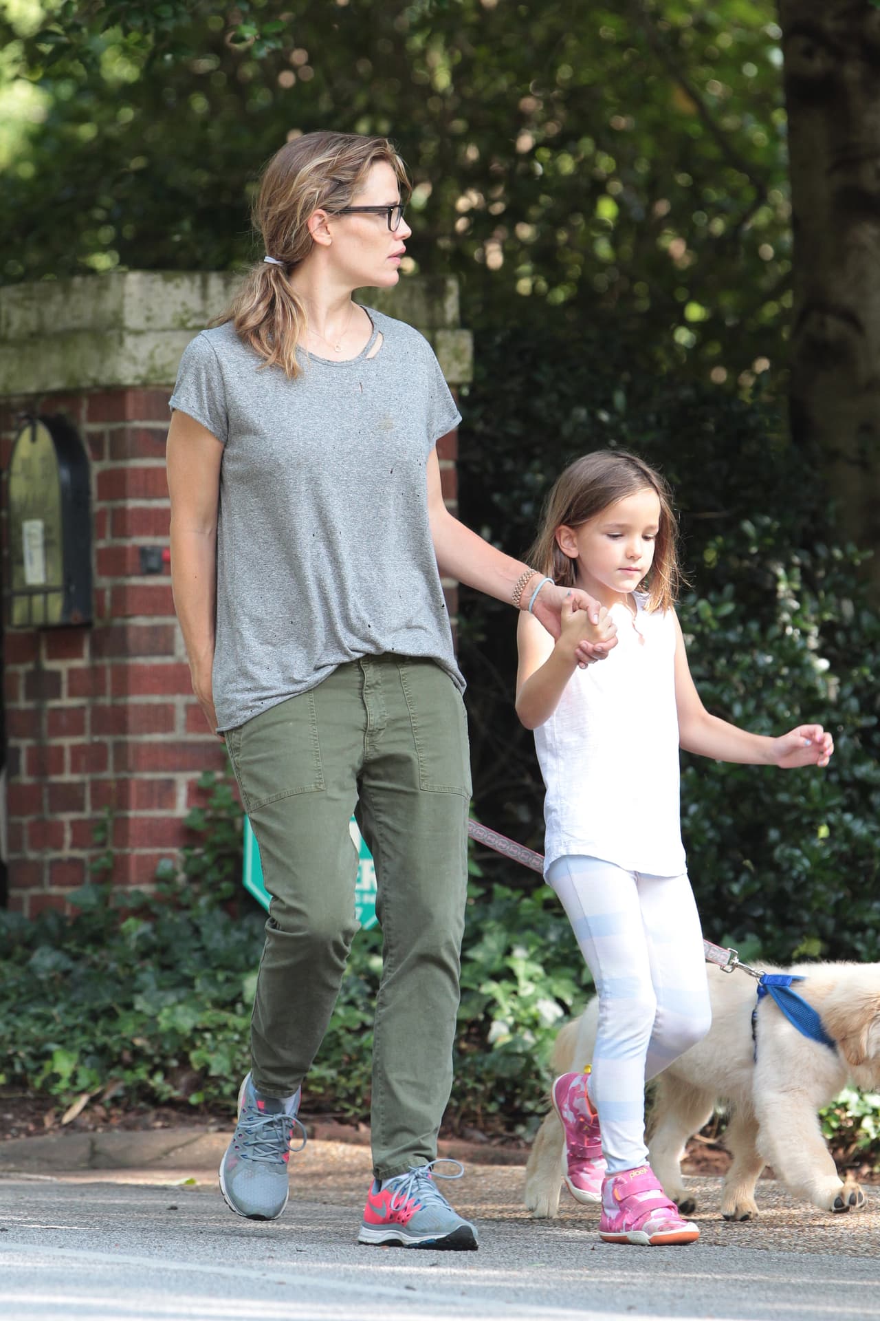 Seraphina estaba de la mano de mami Jen.