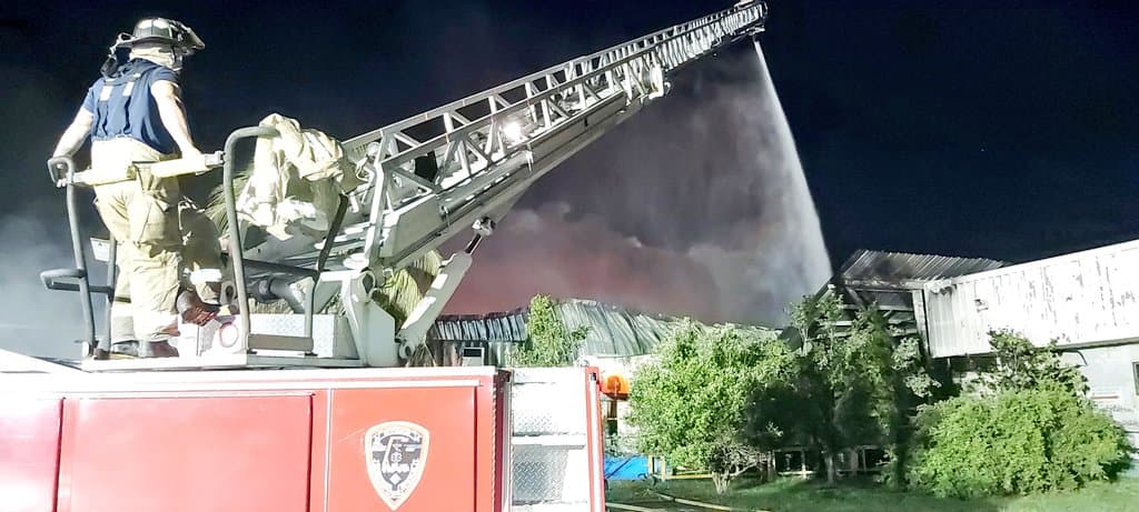 Según los bomberos, todo el personal que al momento allí laboraba, fue deslojado y se encuentran bien.
