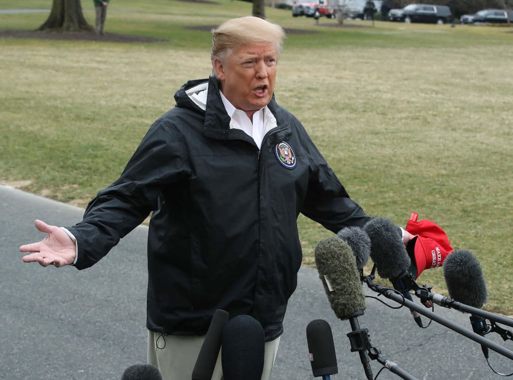 El presidente Donald Trump habla con los medios antes de partir de la Casa Blanca el 8 de marzo en Washington, DC.