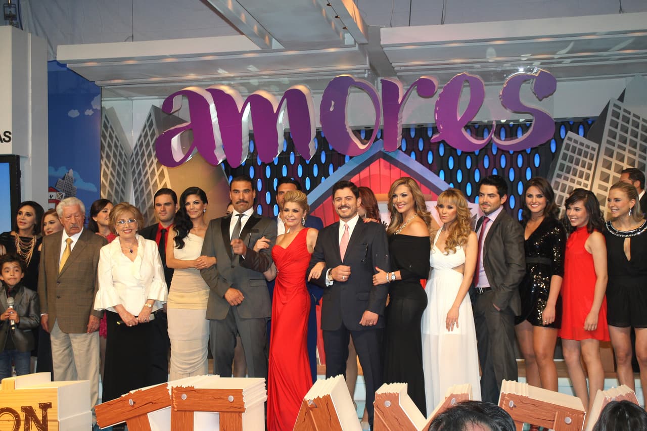 'Amores con trampa' fue un caso muy especial, pues fue la última telenovela en la que escuchamos la voz de 
<b><a href="http://www.univision.com/temas/joan-sebastian">Joan Sebastian</a></b>.