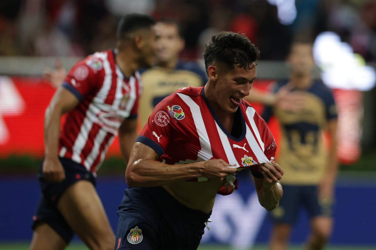 Chiquete, celebrando su gol.