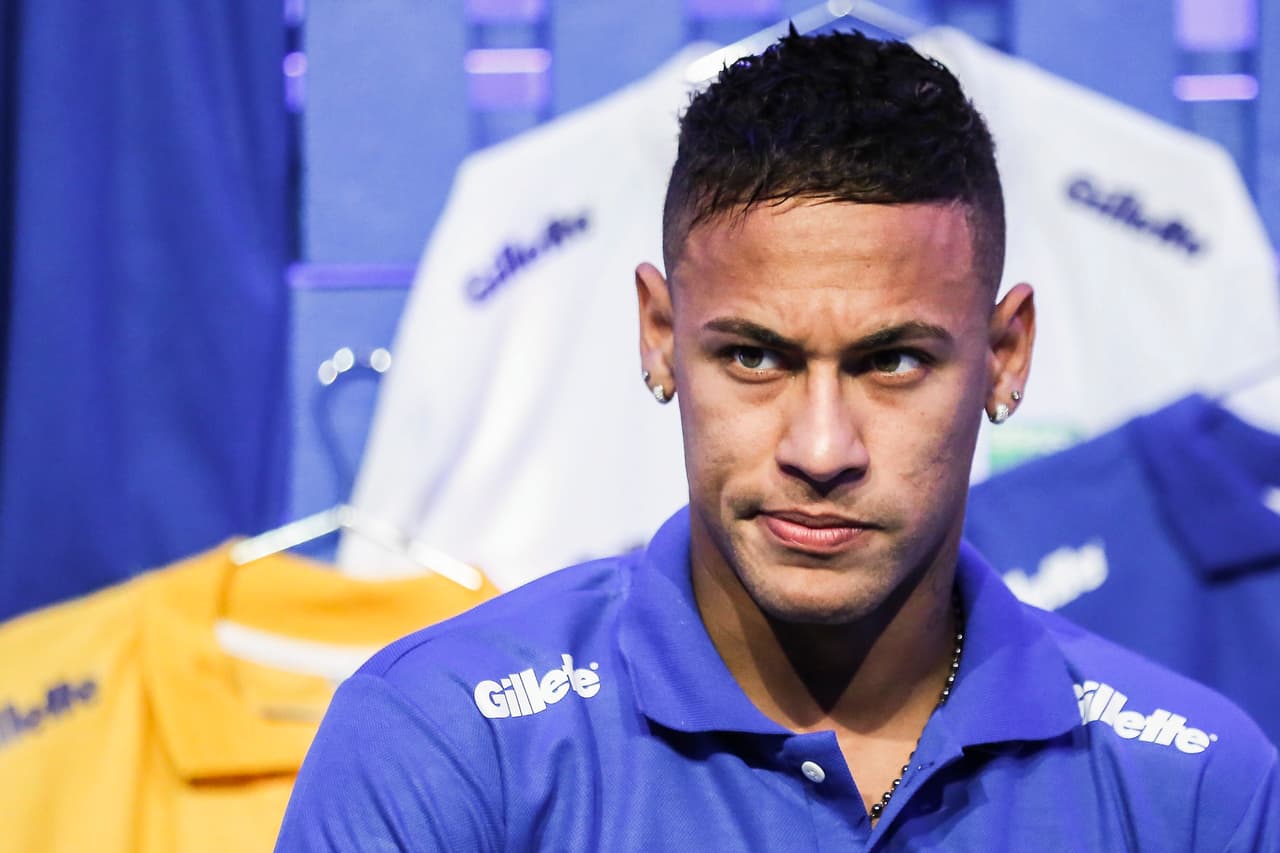El brasileño Neymar fue otro que reaccionó contundente durante una rueda de prensa, luego de ser cuestionado por un periodista acerca de su vida nocturna. El crack del Barcelona le dijo en tono retador al que lo cuestionó que "si tuvieras lo que he ganado yo con 24 años, ¿serías el mismo?". Más que de frente contra los medios.