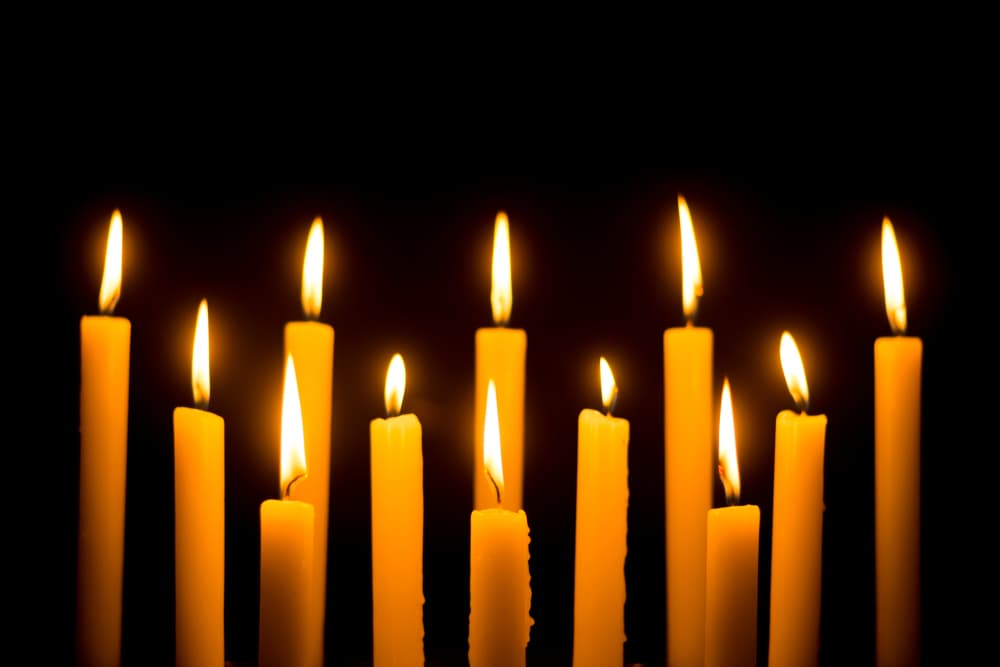 En varios países latinos se utiliza una ceremonia de velas en las bodas. Los novios encienden una vela cada uno, y con las llamas de sus velas individuales encienden una vela más grande que simboliza la vida unida que están emprendiendo juntos.
<br>