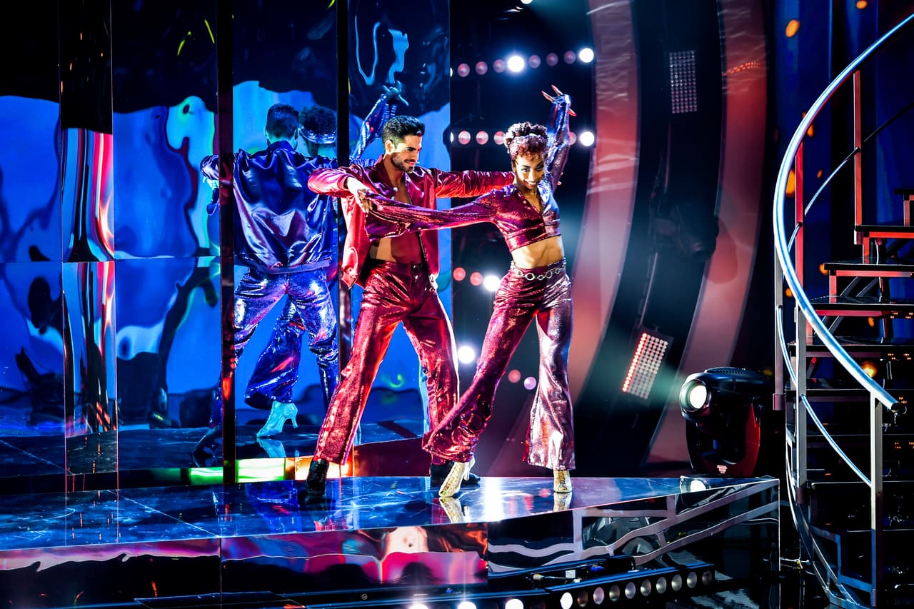 A partir de entonces, el presentador cubano demostró que los ensayos extenuantes valieron la pena y vimos su gran progreso en la cuarta gala. Esa noche, se presentó seguro y confiado en cada paso al bailar disco.