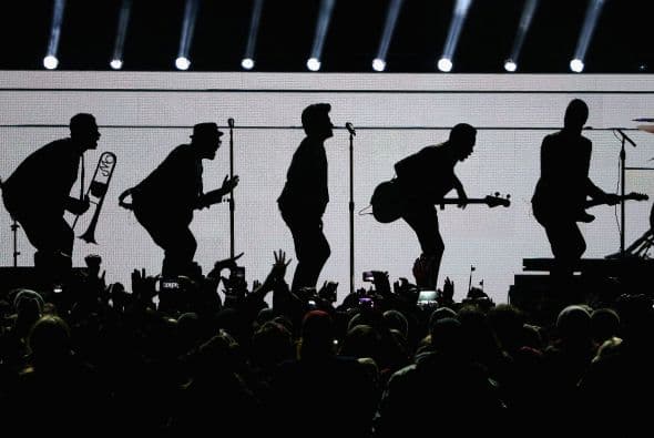 Un cuidado estilismo retro, una banda llena de energía y una particular mezcla de soul y rock sirvieron al cantante Bruno Mars para cautivar a la millonaria audiencia del Super Bowl durante el descanso de la gran cita anual del fútbol americano. Mars, de sólo 28 años y sobre quien planeaba la duda de si sería capaz de enfrentarse a un escenario de tal calibre, optó por un show directo y contundente. Tras una breve introducción a cargo de un coro de niños, un espectacular solo de batería sirvió para abrir el fuego y dar paso rápidamente al gran éxito "Locked Out of Heaven". Impecablemente vestido con una chaqueta dorada, despachó el tema junto a una banda con una amplia sección de viento que se lució en las coreografías. Sin más dilación, Mars descargó su segundo hit, "Treasure", y a continuación demostró su capacidad para fusionar el soul, el pop y el rock integrando en su espectáculo a los Red Hot Chili Peppers. La banda de Anthony Kiedis y Flea puso a saltar a todo el estadio Metlife con su clásico "Give it Away". Los rockeros californianos, a pecho descubierto como manda la tradición, solo necesitaron un par de minutos para demostrar que siguen en buena forma y ceder de nuevo el protagonismo a Mars.