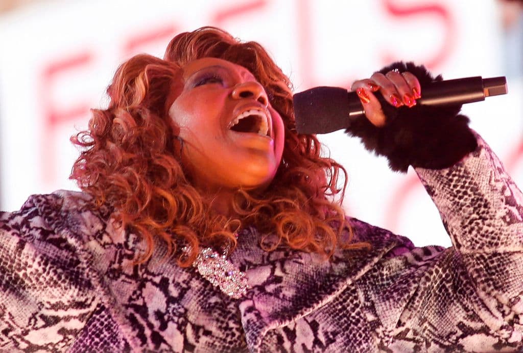 A sus 77 años la cantante Gloria Gaynor interpretó su super hit 'Sobreviviré' ('I will survive), una canción que este año 2020 ha cobrado un nuevo significado y se ha cantado en varios idiomas y países como un himno de resiliencia frente a la pandemia.