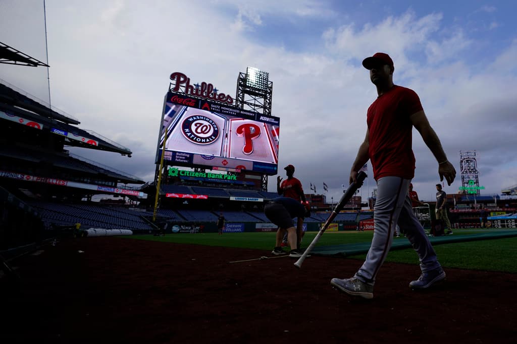 Un jugador de los Nationals de Washington abandona el campo de juego después de que el partido contra los Phillies de Filadelfia fuera pospuesto por el mal tiempo.