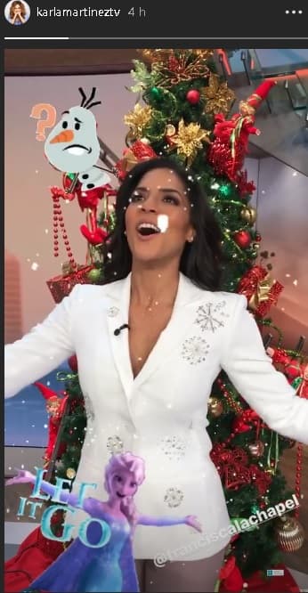 Karla Martínez no se resistió a grabar a Francisca Lachapel interpretando 'Let it go' de Frozen, todo era perfecto para la escena, desde el ambiente navideño hasta el look de la dominicana.