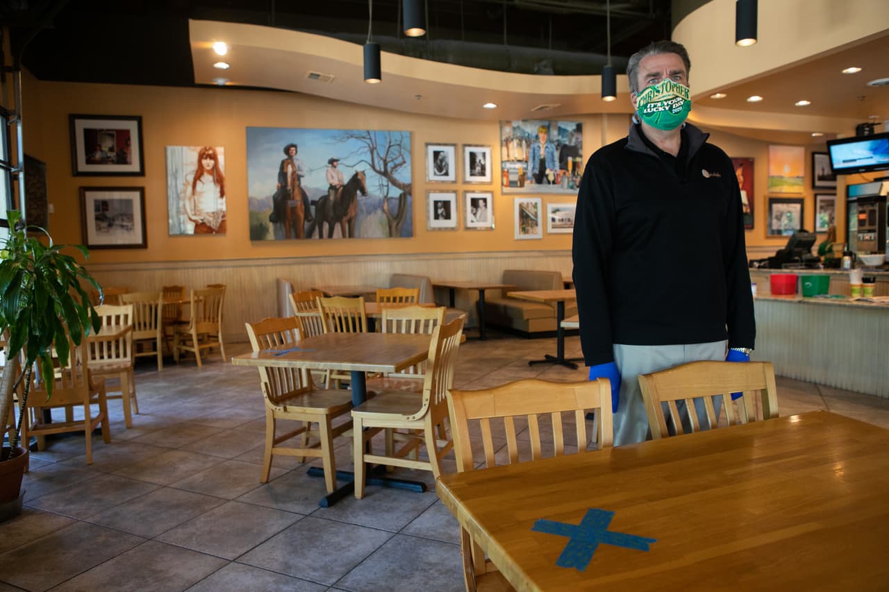 Barry Lennon, socio operativo de J. Christopher's, se encuentra en el comedor del restaurante J. Christopher's que ahora ofrece servicio de cena el 27 de abril de 2020 en Brookhaven. El gobernador Brian Kemp ha permitido que algunas empresas no esenciales comiencen a reabrir en Georgia en medio de la pandemia COVID-19.