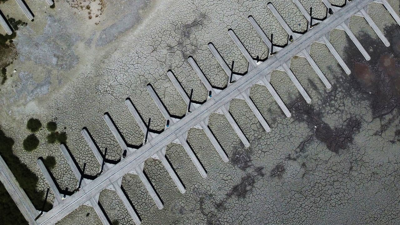 El Gran Lago Salado alberga extensas poblaciones de camarones de salmuera y minas de sal y magnesio, además es centro de actividades recreativas, aporta unos
<b>1,500 millones de dólares al estado de Utah cada año</b>. Puerto deportivo de Antelope Island el miércoles 31 de agosto de 2022.