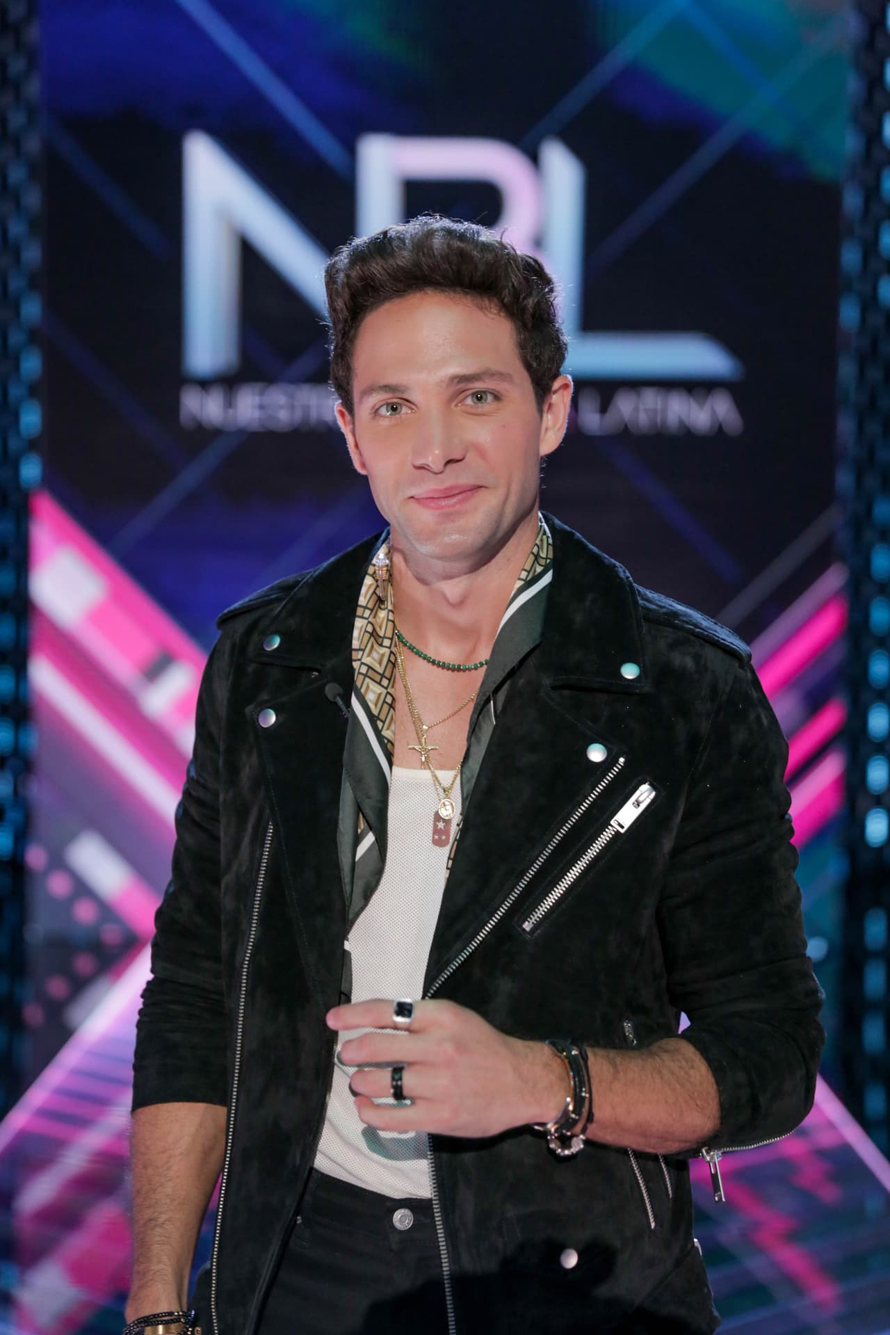 Otro elemento importante de su outfit fueron los accesorios, pues tenía puestos varias pulseras, anillos y collares.