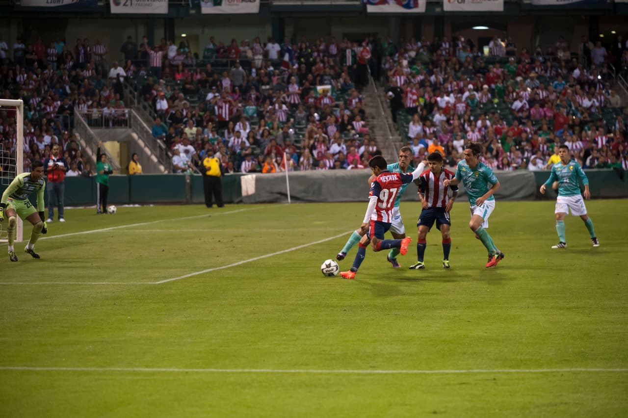 Este 12 de noviembre Chivas y Leon llegaron a Fresno con futbol de Liga MX. Leon derroto a Chivas 3-2.