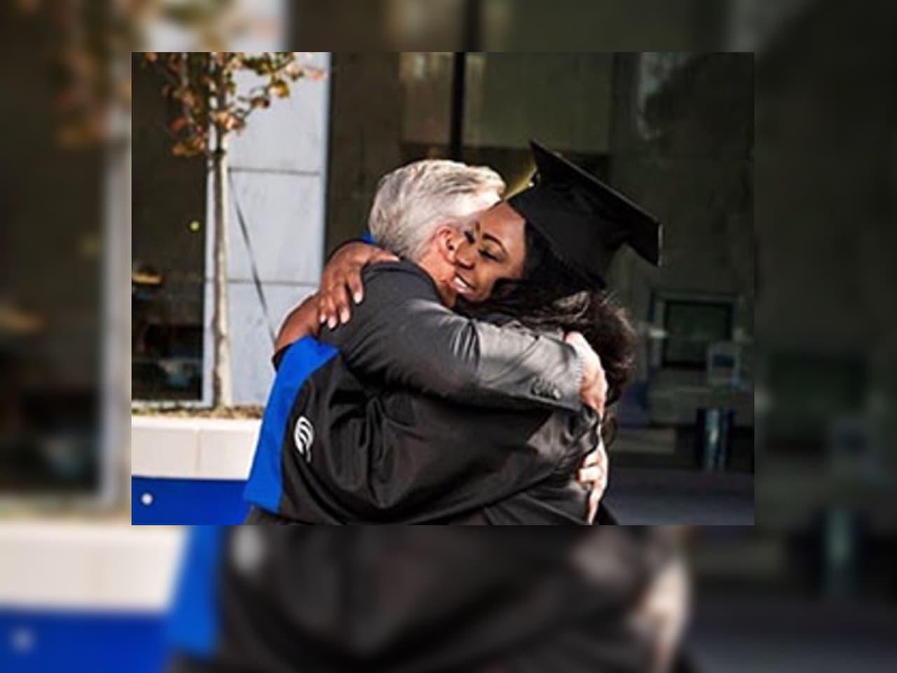 Conductora de Uber logra graduarse de la universidad luego que un pasajero pagara su deuda estudiantil