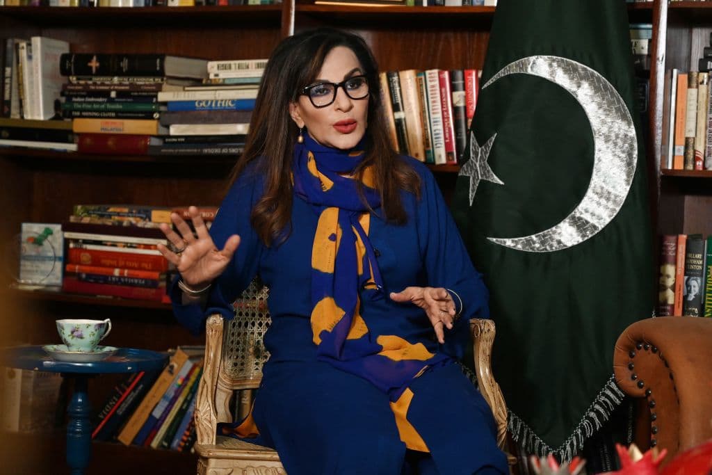 <b>Sherry Rehman</b> — ministra de cambio climático de Pakistán.
<br>
<br>Durante 20 años, fue reportera y editora de medios de comunicación desde donde impulso una prensa libre en su país. Actualmente forma parte del Senado, donde ha sido líder de la oposición. Como ministra, Rehman propone lograr cambios a través de la apertura y el empoderamiento de la mujer paquistaní.