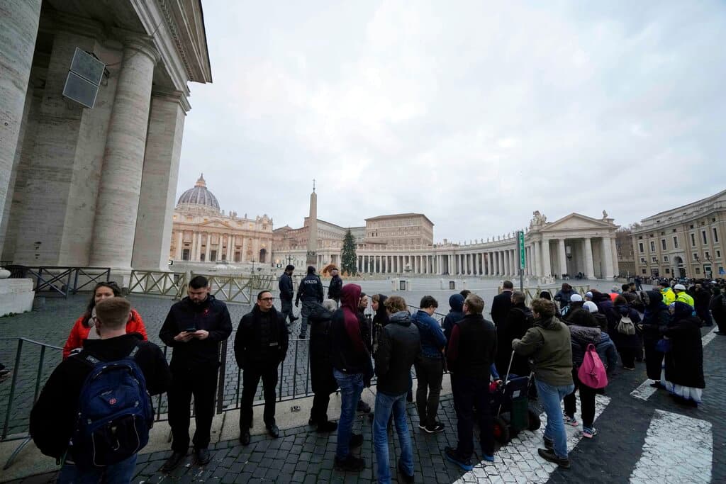 Fieles católicos forman filas para entrar a la basílica de San Pedro en El Vaticano para rendir respetos al fallecido papa emérito Benedicto XVI.