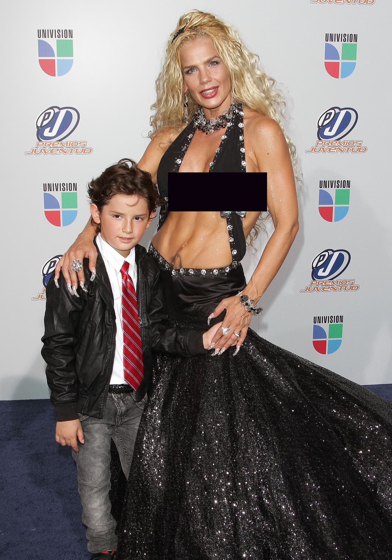 En tanto, en 2010 ella desfiló con su peuqeño hijo sobre la alfombra azul de Premios Juventud.