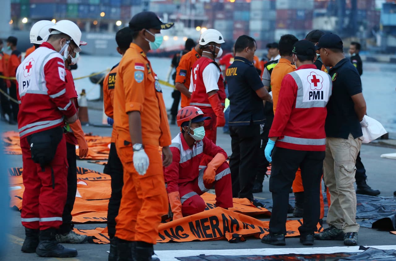 Los funcionarios examinan los cuerpos de las víctimas del avión Lion Air. El Boeing 737 MAX 8 cayó al mar de Java minutos después de despegar en Yakarta dejando sin vida a todos sus pasajeros a bordo.