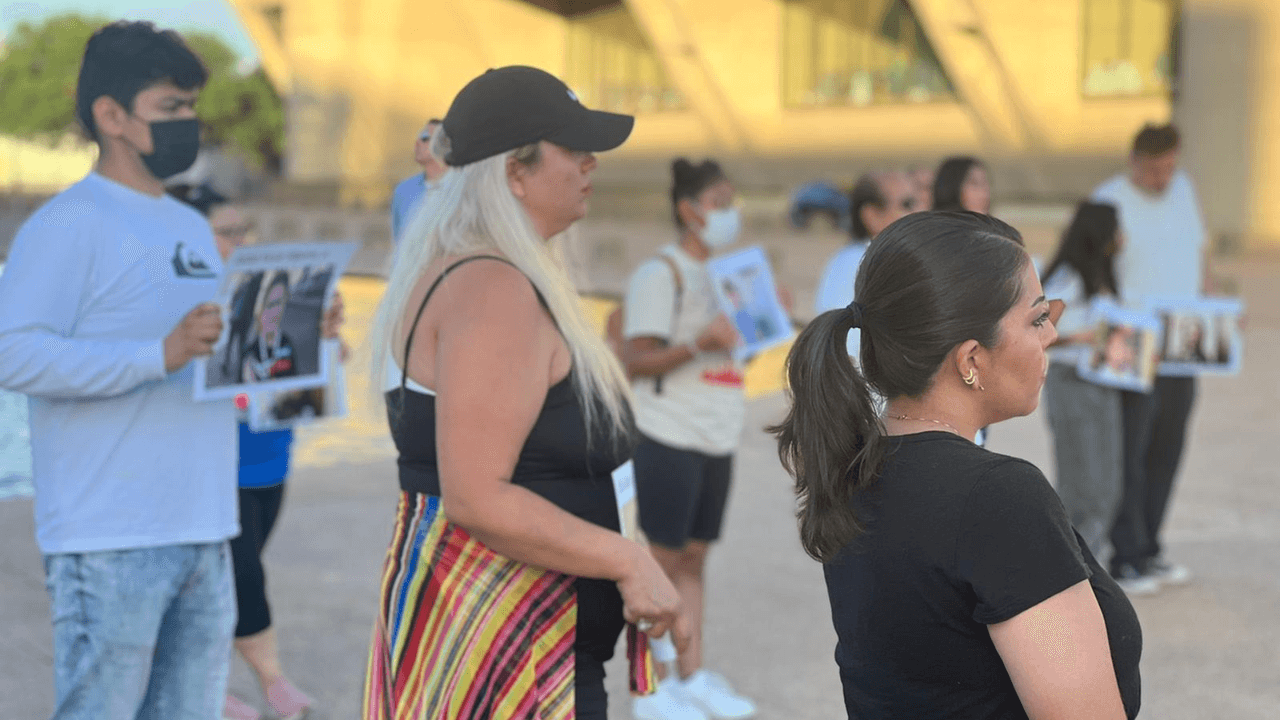 Ciudadanos se unieron frente al edificio de la Alcaldía y sostuvieron letreros sobre lo ocurrido en Robb Elementary School la semana pasada, cuando murieron 19 niños y dos maestras a manos del tirador Salvador Ramos.