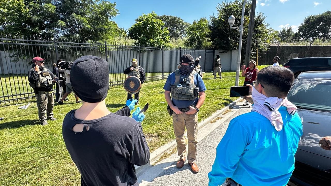 Agentes de ICE persiguen a hombre y lo detienen tras chocar su camioneta en autopista de Chicago