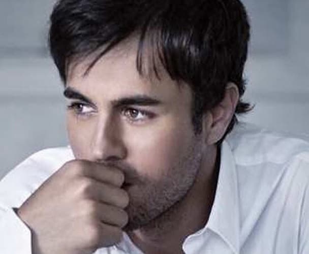 Tras el incidente que tuvo en un concierto en Tijuana, Enrique Iglesias parece estar mejor y complace con estas fotos.