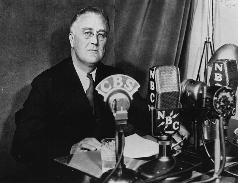 Roosevelt antes de pronunciar un discurso.