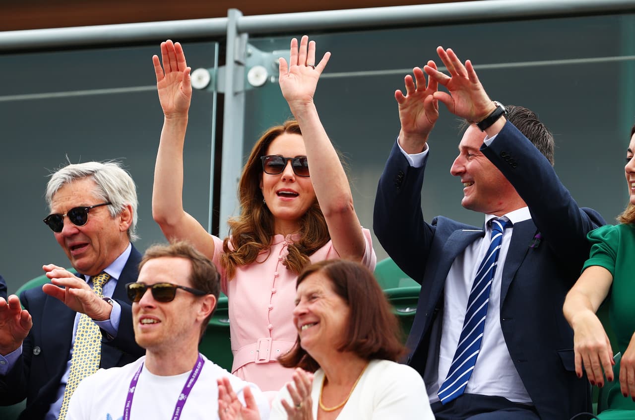 Los dos alzaron los brazos cuando la ola llegó hasta sus lugares mientras sonreían. 
<br>