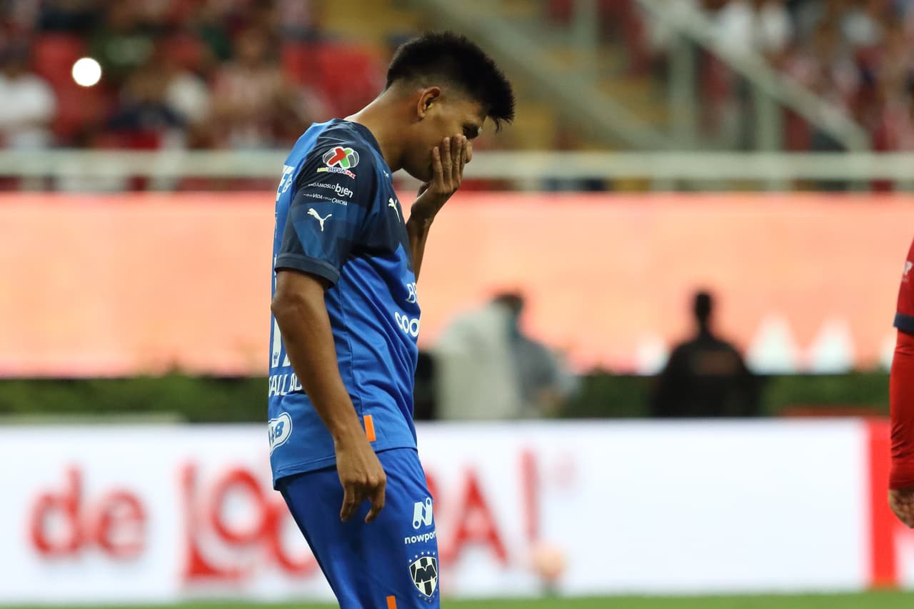 Gallardo adelantaba a Rayados pero su anotación fue anulada por fuera de juego.