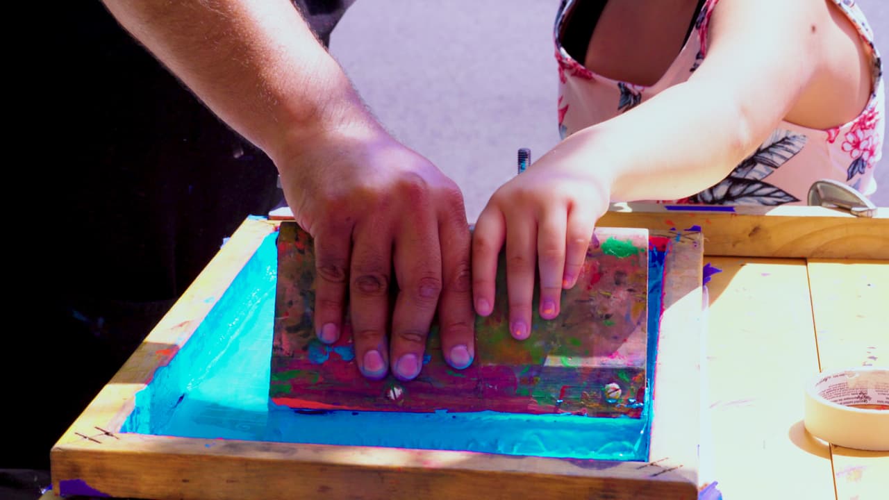 William Estrada y su carrito móvil de arte.