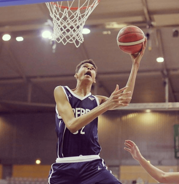 Con el equipo juniors tiene promedio de 15.5 puntos, 16 rebotes y 5.5 tapones.