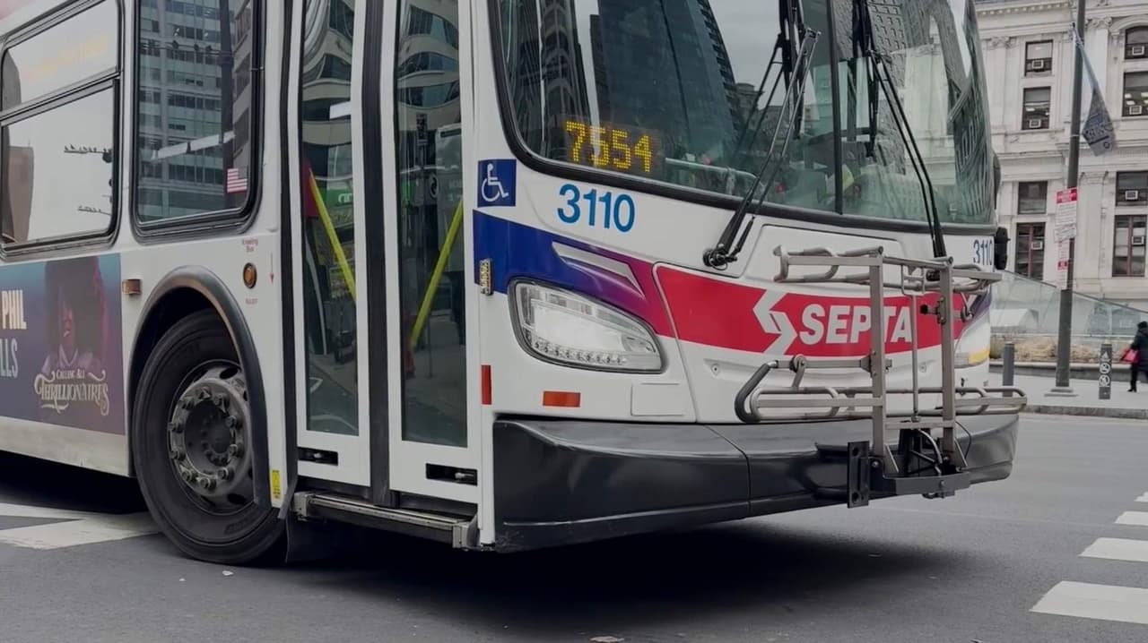 SEPTA a la vanguardia: cámaras con IA ayudarán a multar a quienes invadan vías de tranvías